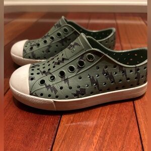 Native shoes - Jefferson green with lighting bolts.